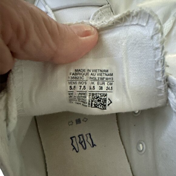 Converse White Leather Sneaker - EUC -  Unisex - W - 7.5 - Picture 5 of 6